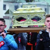 ▲	Ulicami Łowicza przeszła procesja z relikwiami patronki miasta i diecezji.