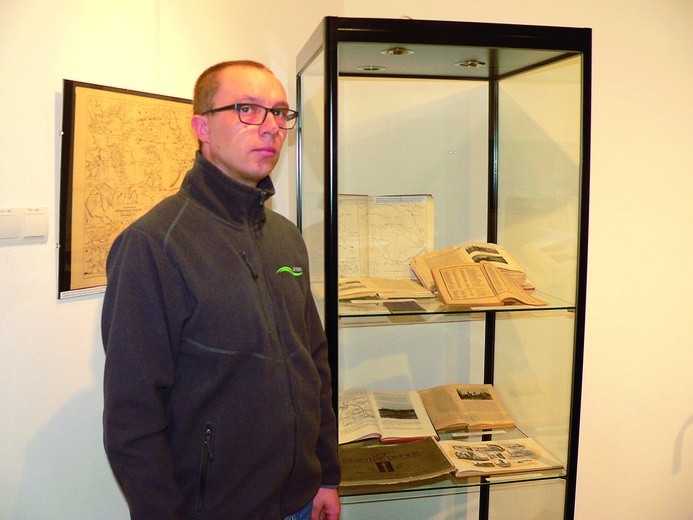 ▲	M. Ostalski prezentuje oryginalne kroniki pułkowe. To jedne z cenniejszych eksponatów w jego zbiorach.
