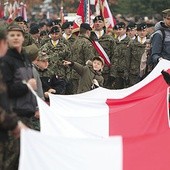 ▲	Biało-czerwona flaga przejmowana jest przez kolejne pokolenia Polaków.