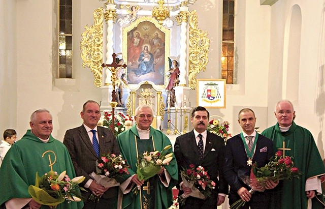 ▲	Na zdjęciu od lewej: ks. Roman Litwińczuk, książę Enrique de Villamor, ks. Jan Pawlak, Dom Filipe Folque de Bragança  e Bourbon de Mendoça, Jarosław Skorulski i ks. Ireneusz Mastej.