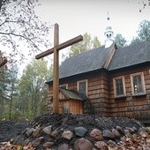 Przy świątyni, która zyskała solidne, drewniane ogrodzenie, urządzono przykościelny cmentarz. 