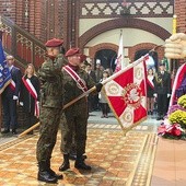 Żołnierze w czasie odśpiewywania przez Chór Katedralny „Modlitwy za Ojczyznę” do słów ks. Piotra Skargi współczesnego kompozytora ks. Wojciecha Kałamarza.