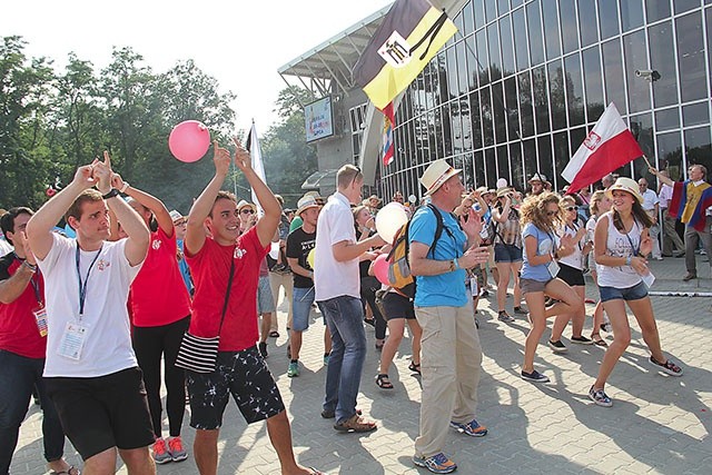 Tak 24 lipca 2016 r. wyglądało Jastrzębie. W międzynarodowym Marszu dla Życia wzięło wtedy udział 2 tys. Polaków i prawie 400 młodych z Europy, Ameryki Południowej i Polinezji. Teraz w widocznej na zdjęciu hali widowiskowo-sportowej odbędzie się spotkanie młodych.