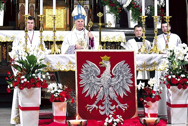 ▲	Biskup Ignacy Dec w strzegomskiej bazylice podczas Mszy św.