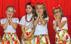 Najmłodsi z wielkim zaangażowaniem śpiewali pieśni i piosenki o Polsce i jej historii