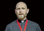 Ojciec Roman Groszewski SJ, duszpasterz studentów i wspólnoty „Dom w ramionach Ojca”.  Mieszka w Warszawie.