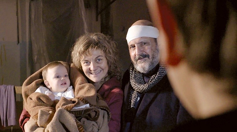 Lilli (Donatella Bartoli) i Anniballe (Sergio Leone), czyli para kloszardów z „niewidzialnym” dzieckiem na ręku.