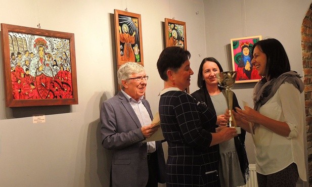 Katarzyna Janik odbiera nagrodę dla najbardziej obiecującej młodej artystki malarstwa na szkle wojewódzytwa śląskiego z rąk Ewy Żak