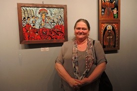 Marta Walczak-Stasiowska obok swojej pracy wyróżnionej Grand Prix konkursu "Kolorowy świat niepodległości"
