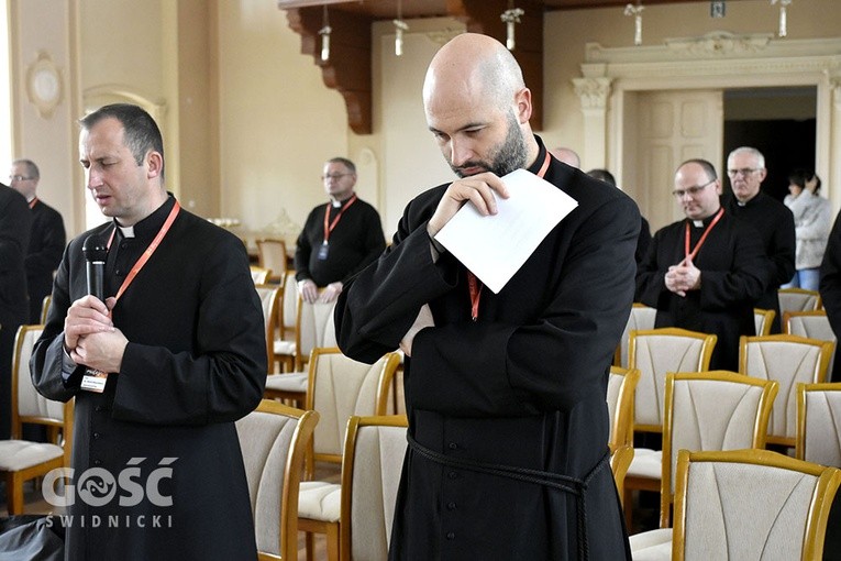 Wspólna modlitwa z kapłanami na rozpoczęcie dnia skupienia