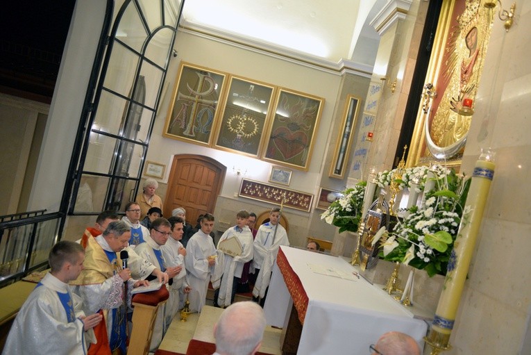 Na zakończenie uroczystości przed obrazem Matki Bożej Miłosierdzia wierni odmówili Litanię Ostrobramską, którą poprowadził bp Henryk Tomasik