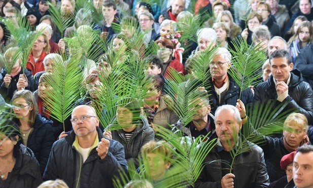 Msza św. w sanktuarium w Zabawie. Pielgrzymi trzymają zielone gałązki palm jako symbol zwycięstwa bł. Karoliny nad śmiercią
