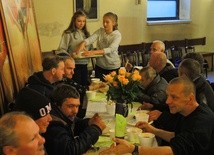 Młodzi wolontariusze posługiwali ubogim podczas spotkania przy stole