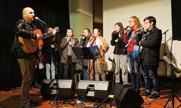 Oświęcimski Projekt Fausystem zaśpiewał dla uczestników spotkania dla ubogich