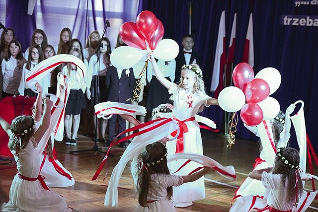 ▲	 Taniec dzieci podczas jubileuszowych obchodów 9 listopada.
