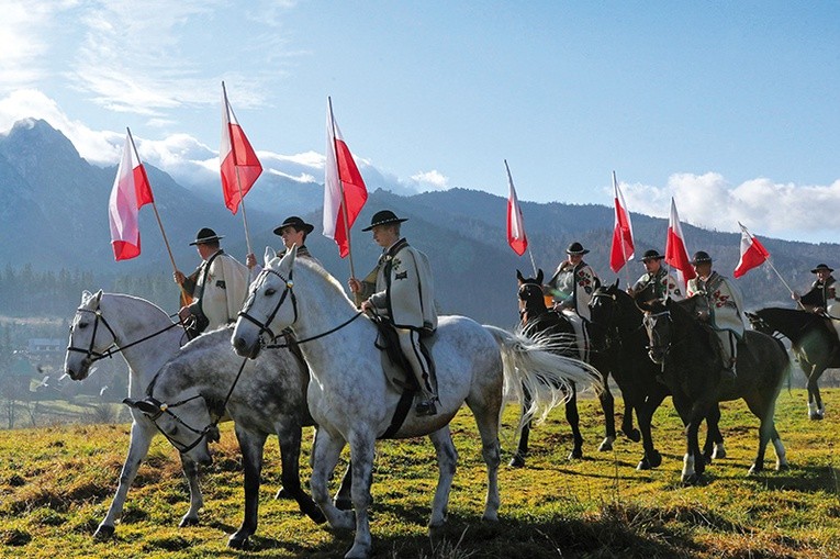 Banderia konna, składająca się z ok. 100 jeźdźców, przejechała 11 listopada przez Zakopane.