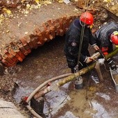 Czescy eksploratorzy odkopują wejście do tunelu, prowadzącego prawdopodobnie do podziemnych laboratoriów. 