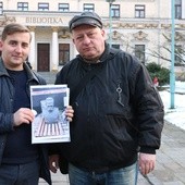 Piotr Sztuka (z lewej) i Dariusz Sońta ze zdjęciem przedstawiającym popiersie Józefa Piłsudskiego 