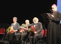 Laureaci nagrody Akcji na scenie z biskupem seniorem Tadeuszem Rakoczym