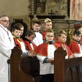 Ministranci, lektorzy, nadzwyczajni szafarze i inne formacje służby liturgicznej wypełniły świdnicką katedrę.