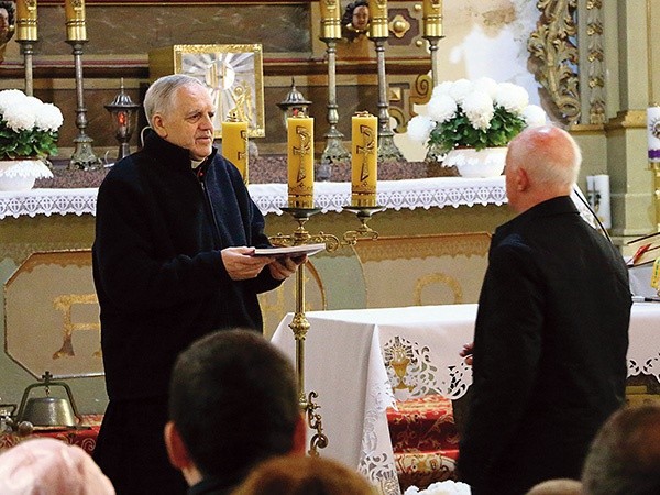Ksiądz Wiesław Rodzewicz wręczył swoje najnowsze wydawnictwo przedstawicielom lokalnej władzy, kapłanom oraz bohaterom publikacji.