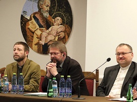 Panel dyskusyjny poprowadził ks. prof. Grzegorz Chojnacki (z prawej) z Uniwersytetu Szczecińskiego.
