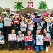 Uczniowie SP nr 33  z Bielska-Białej z przygotowanymi przez siebie darami.