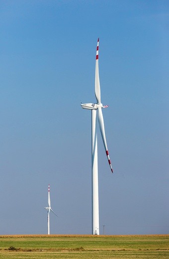 Wielu inwestorów w naszym kraju rezygnuje z budowy farm wiatrowych wytwarzających energię elektryczną. Zainteresowanie odnawialnymi źródłami energii nie jest duże.