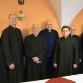 Na plebanii w gronie duszpasterzy. Stoją od lewej: ks. Waldemar Gula, ks. Grzegorz Jędrzejczyk, ks. Jan Serszyński, ks. Witold Sulczyński, ks. Tomasz Nobis, ks. Jerzy Kałuża i ks. Ireneusz Szustak