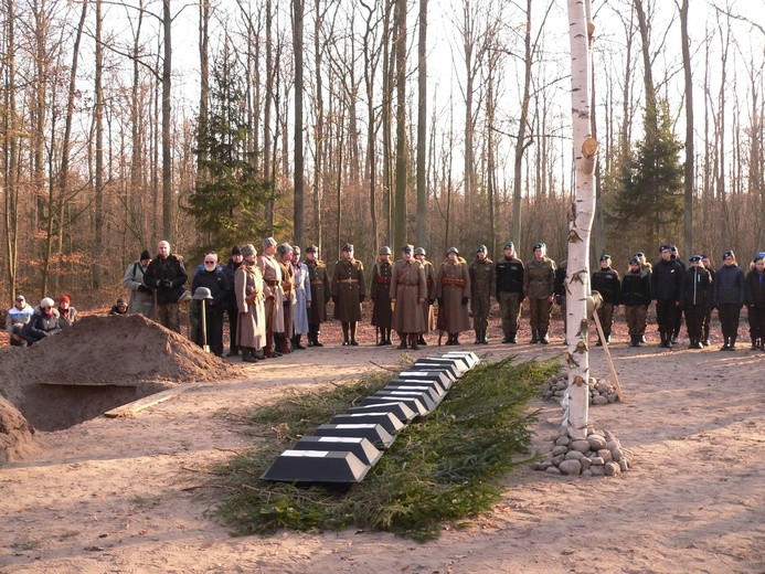 W Joachimowie pochowano szczątki co najmniej 50 poległych żołnierzy