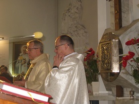Księża marianie przekazali rawskiej parafii relikwie św. o. Papczyńskiego