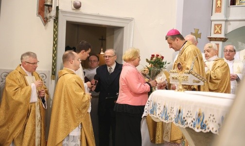 Za wspólną modlitwę u św. Mikołaja bp. Romanowi Pindlowi podziękowali w imieniu ADŚ ks. Marcin Wróbel, Lidia Wajdzik i Kazimierz Chrapek