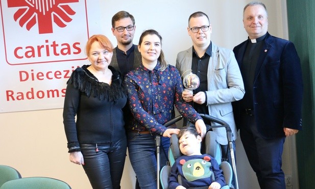 Z Pawełkiem i jego rodzicami ks. Robert Kowalski i przedstawiciele Łaźni - dyrektor Beata Drozdowska i Adam Miernik