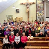 ▲	Uczestnicy ostatnich rekolekcji dla parafialnych zespołów Caritas w Rokitnie.
