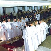 Adoracja krzyża, wiernej repliki Światowych Dni Młodzieży.