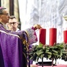 Biskup zapala pierwszą świecę na katedralnym wieńcu adwentowym.