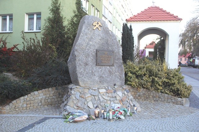 Pomnik Górnikom Polskiej Miedzi ufundowali byli górnicy miedziowych kopalń. Od lat jest jedynym miejscem w Polkowicach, gdzie z okazji 4 grudnia można złożyć kwiaty.