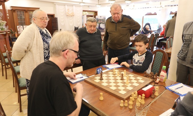 Tu rywalizacja nie miała ograniczeń wiekowych czy sprawnościowych. Każdy mógł się zmierzyć z szachowymi zadaniami.