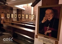 Wystawa znajduje się w kościele tygodniowym w parafii pw. NMP Królowej Polski.