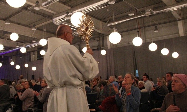 O. Józef Witko OFM z Panem Jezusem przechodził pośród zgromadzonych