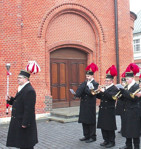 Górnicza Orkiestra Dęta „Bytom” przed wejściem do świątyni.