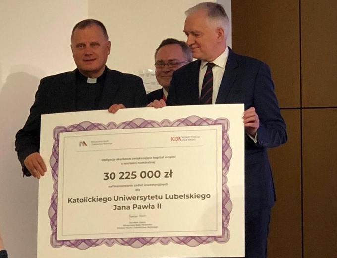 Symboliczny czek dla Katolickiego Uniwersytetu Lubelskiego wręczył wicepremier Jarosław Gowin