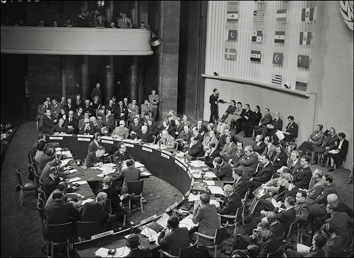 Powszechną deklarację praw człowieka uchwalono 10 grudnia 1948 r. podczas Zgromadzenia Ogólnego ONZ w Paryżu.