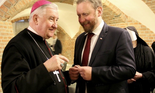 Życzenia biskupowi złożył też minister zdrowia Łukasz Szumowski