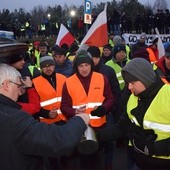 Protestujący rolnicy są już zziębnięci i głodni, jednak nie mogą opuśić terenu parkingu bez wylegitymowania. Herbatę otrzymali od sztabu kryzysowego