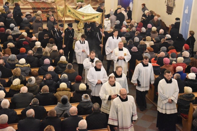 Uroczystą liturgię zakończyła procesja eucharystyczna