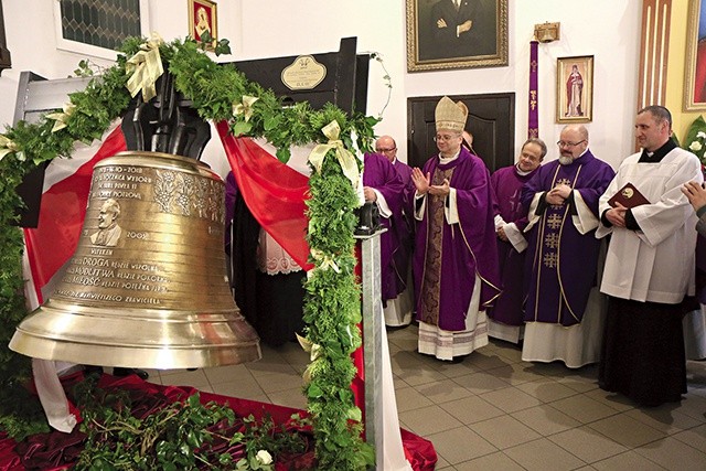 ▲	W kaplicy, podczas Mszy św., po raz pierwszy zabrzmiał dźwięk dzwonów.