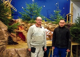▲	Kornel Jendrysik  i jego syn Dawid  stawiają konstrukcję prawie cały tydzień.