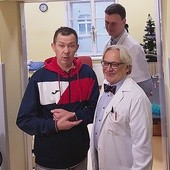Wybudzony pacjent wraz z prof. Wojciechem Maksymowiczem  i dr. Łukaszem Grabarczykiem.