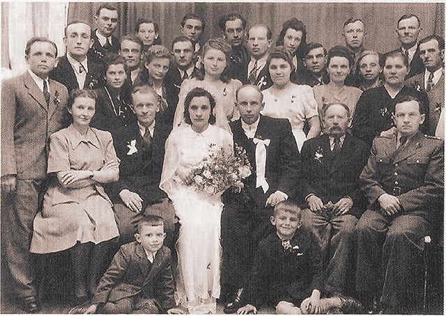Na zdjęciu rodzinnym z archiwum B. Rogowskiego jest kilkunastu członków kozielskiego WiN.